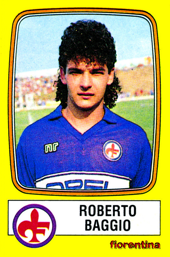 ROBERTO BAGGIO – Dopo l’esordio in serie B con il Vicenza, Roberto Baggio viene acquistato dalla Fiorentina nella stagione 1985-86 (ed inserito nella rosa della prima squadra di quel Panini). Complice un brutto infortunio al ginocchio, per, in quel campionato non metter mai piede in campo: l’esordio in serie A arriver soltanto nel settembre del 1986. Da l in poi, sar una lunga scalata alle vette del calcio italiano, che lo porter a segnare 205 gol in campionato e a conquistare il Pallone d’Oro 1993. 
